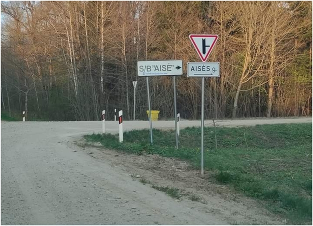 Prisuko: darbininkai sodų bendrijos „Aisė“ įvažoje prie stulpelio prisuko atvirkščius kelio ženklus, o broką puolė taisyti tik tuomet, kai gyventojai pasijuokė iš jų darbo feisbuke. Gyventojų nuotr.