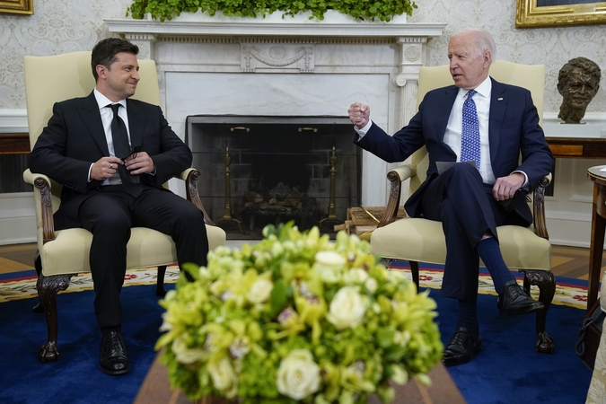 Volodymyras Zelenskis (kairėje) ir Joe Bidenas