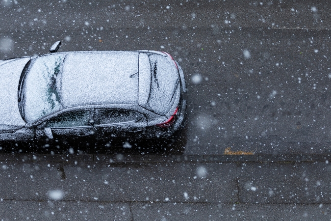 Įspėja: naktį eismo sąlygas sunkins plikledis