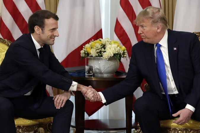Emmanuelis Macronas (kairėje) ir Donaldas Trumpas
