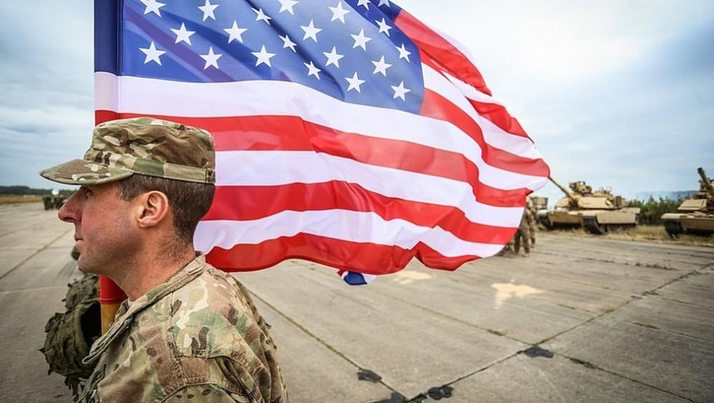 Per karines pratybas apsivertė amerikiečių sunkvežimis
