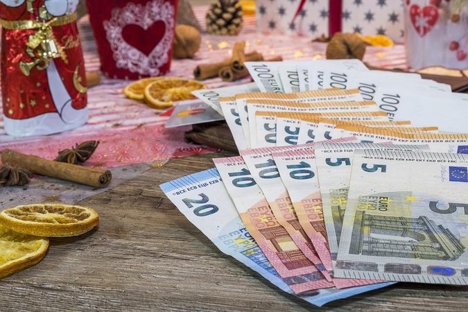Kas Lietuvoje gauna kalėdines premijas?