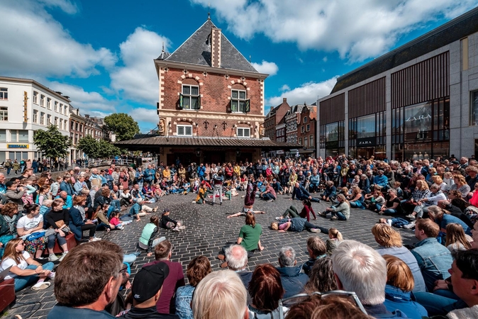 Gatvės teatro festivalis „Spot“: akrobatiniai triukai ir netikėtos erdvės