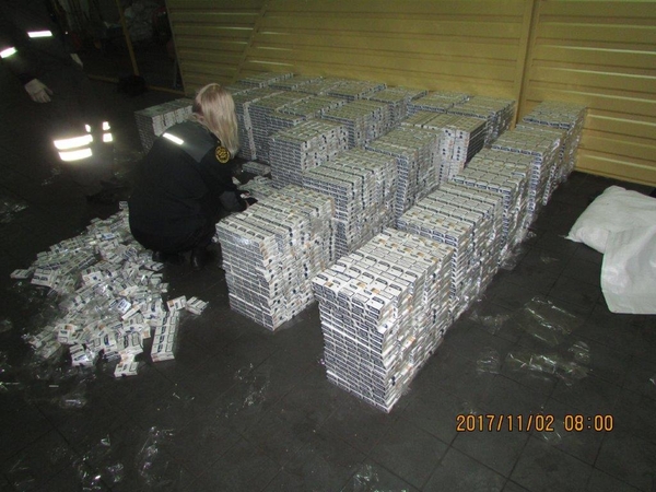 Baltarusis vilkiko puspriekabėje gabeno cigarečių kontabandą