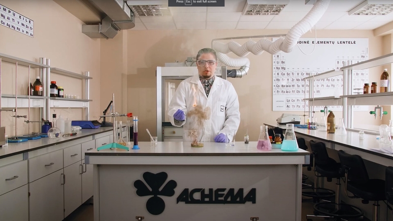Nuotolinė chemijos pamoka: garuojantis ledas ir degantys guminukai