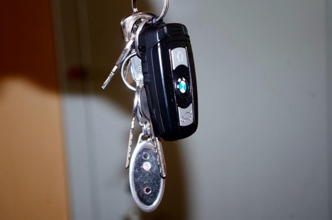 Lukiškių pareigūnai aptiko į automobilio raktelius panašų telefoną