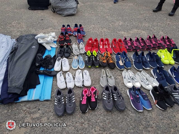 Marijampolės policija turguje sulaikė didelį kiekį padirbtų drabužių