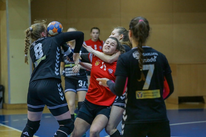 Pirmajame pusfinalio susitikime suklupo Klaipėdos rankininkės