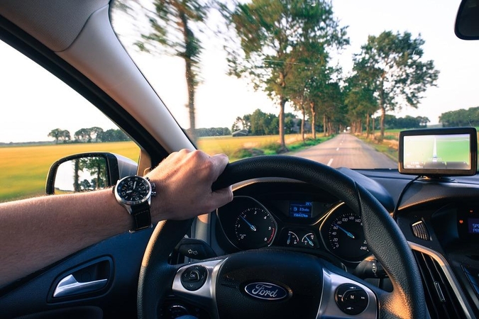 Patarimai renkantis pirmąjį automobilį: kaip neįsigyti katės maiše
