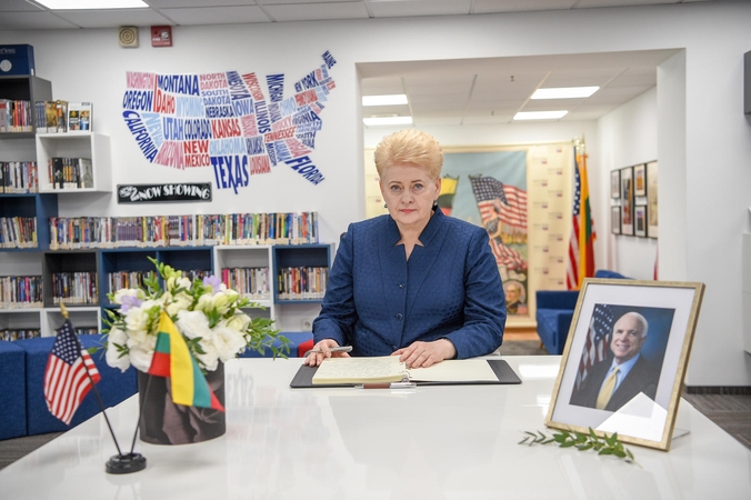 Lietuvoje pagerbiamas JAV senatoriaus J. McCaino atminimas 