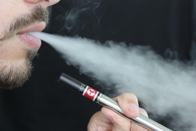 Paaugliai iš jaunuolio atėmė elektroninę cigaretę