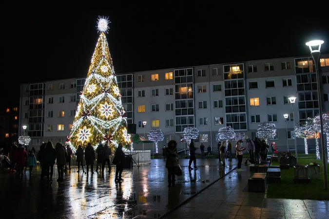 Jonava uždegė Kalėdas: įžiebta miesto eglė ir eglučių miestelis