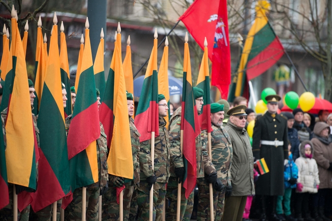 Lietuva švenčia: pakeltos vėliavos, tūkstantinė minia dalyvavo eitynėse