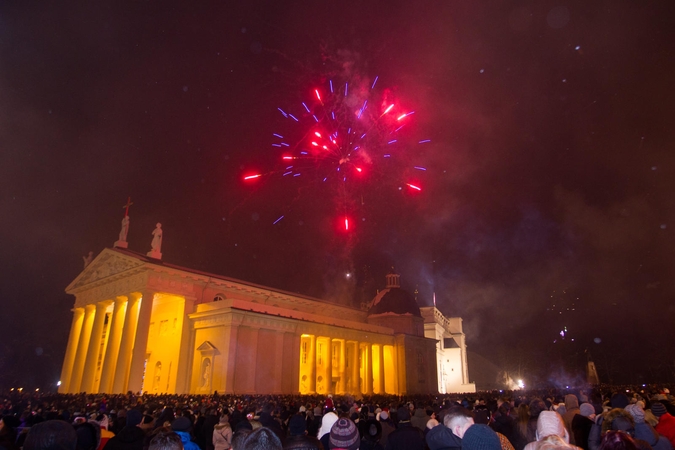 Naujųjų metų fejerverkai nuspalvino Vilniaus dangų