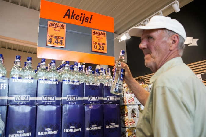 Patikslinti skaičiavimai – lietuviui tenka 12 litrų alkoholio