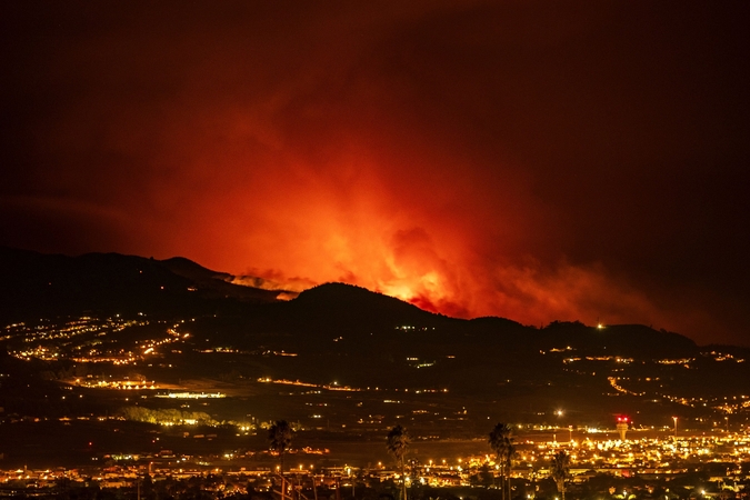 Tenerifėje siaučia didžiulis miškų gaisras: teko evakuoti per 26 tūkst. žmonių