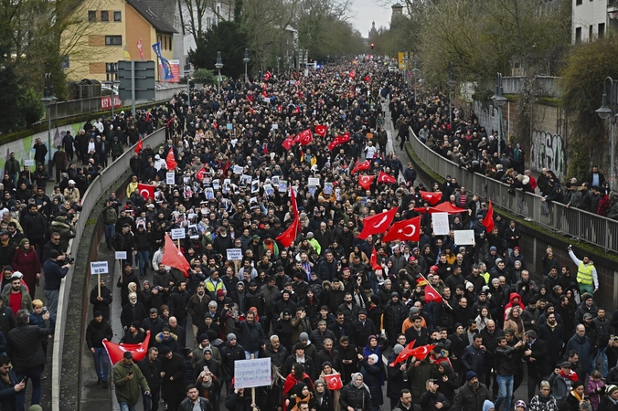 Vokietijoje 10 tūkst. protestuotojų paminėjo rasistinių šaudynių aukas