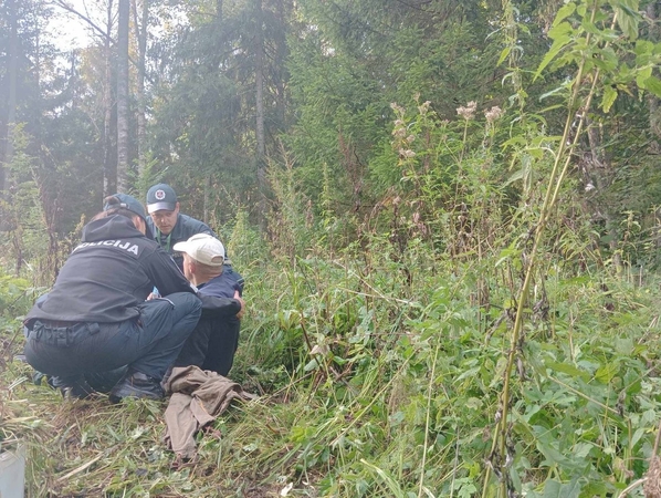 Plungės rajone po nakties paieškų pasitelkus sraigtasparnį rastas pasiklydęs grybautojas