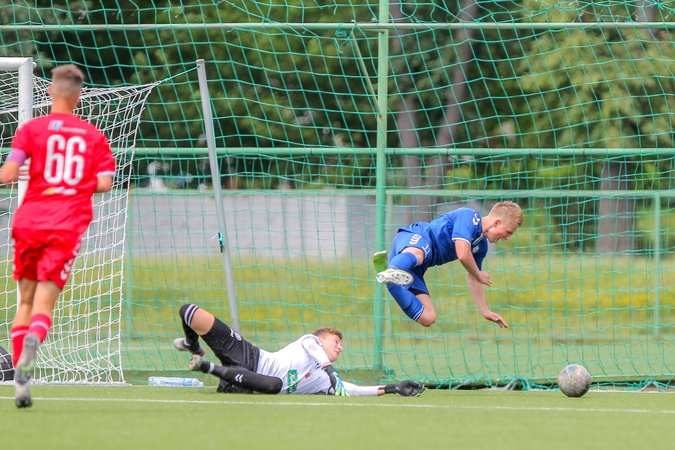 Futbolo aistros liejosi ir vejoje, ir degalinėje