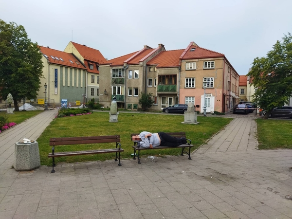 Poilsis: ankstyvą rytą ne vieną suolą okupavo nuo patirtų linksmybių apsunkę asmenys.