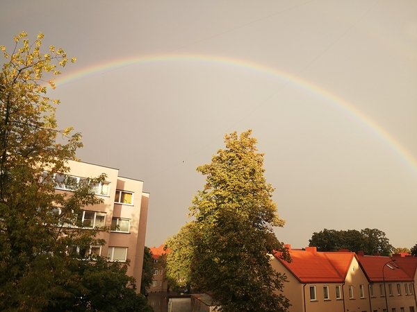 Žavu: po niūrių ir lietingų orų pasitaiko dienų, kai dangų papuošia vaivorykštės.
