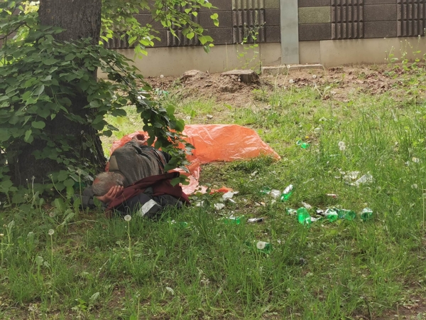 Realybė: visą pavasarį praeiviai stebi benamio teršiamą aplinką, tačiau valdininkai tikino apie tai nežinantys ir kitų svertų, kaip skirti baudas, neturintys.