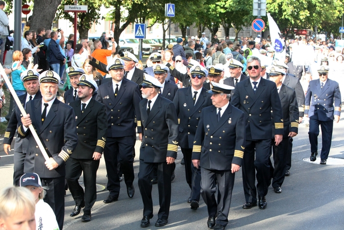 Akcentas: kolonos priekį papuošė jūrų kapitonų rikiuotė.