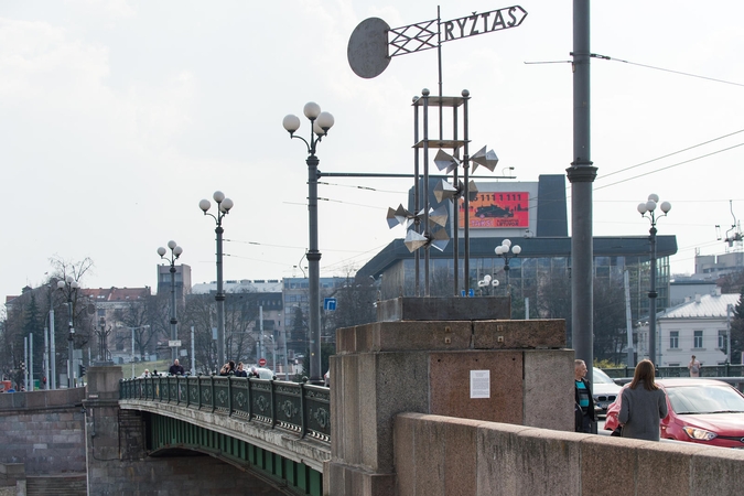 Žaliąjį tiltą papuošė keturios vertybių vėjarodės