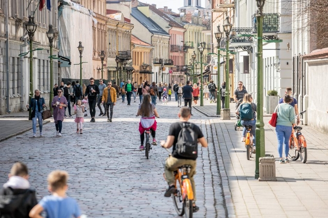 Karantinas pratęstas iki birželio pabaigos, pailgintas lauko kavinių darbas
