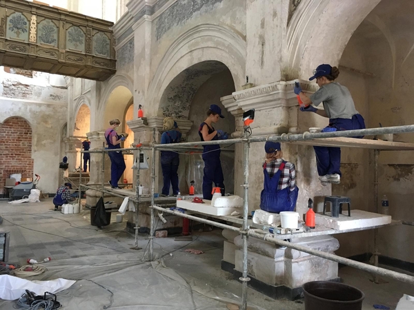 Kauno Šv. Jurgio bažnyčioje dirba jaunieji restauratoriai