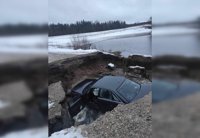 Prasmego: automobilio „Audi“ vairuotojas veikiausiai nesitikėjo, kad ties Judrės upeliu žvyrkelis tiesiog išnyks.