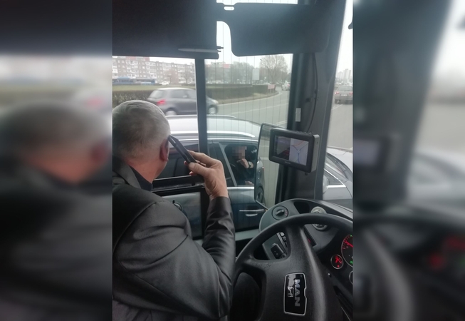 Išsiliejo: po vos neįvykusios avarijos lengvojo automobilio vairuotojas apipylė autobusą vairuojantį vyrą bjauriausiais žodžiais.