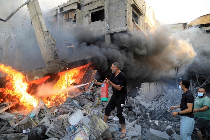 Palestiniečiai: Gazos Ruože pastarąją parą dėl Izraelio smūgių žuvo mažiausiai 324 žmonės