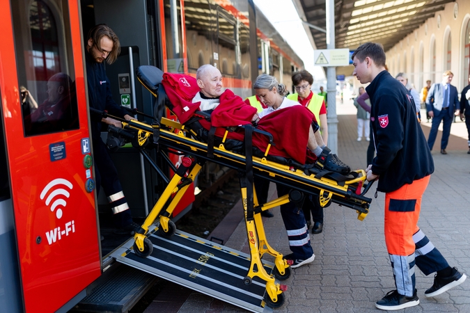 Pratybose „Vyčio skliautas“ pirmą kartą bandyta traukiniais evakuoti žmones su negalia