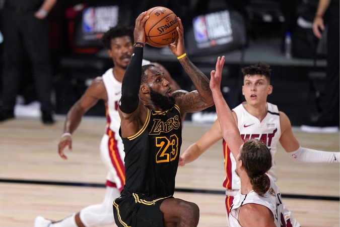 LeBronas Jamesas (su kamuoliu)