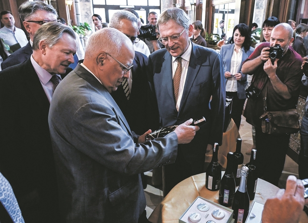 Galimybės: Kubos užsienio prekybos ir investicijų ministras (antras iš kairės) Kubos ir Rusijos ekonominio forumo metu apžiūrinėja rusišką produkciją.