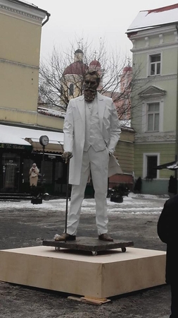 Praeivius prie filharmonijos linksmino J. Basanavičius ant „riedlentės“