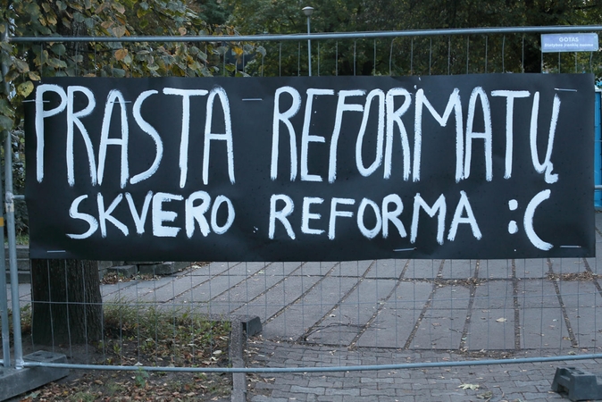 Reformatų skverą aptvėrus darbams, tvora pasipuošė aktyvistų plakatais