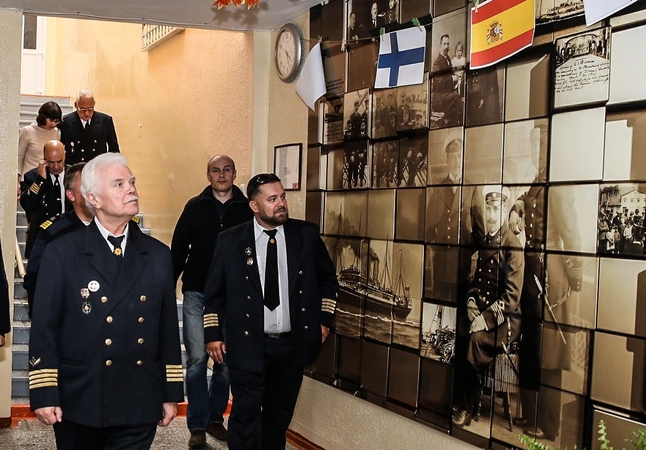 Pagarba: Klaipėdos L. Stulpino mokyklos sieną puošia pano su vaizdais iš L. Stulpino gyvenimo.
