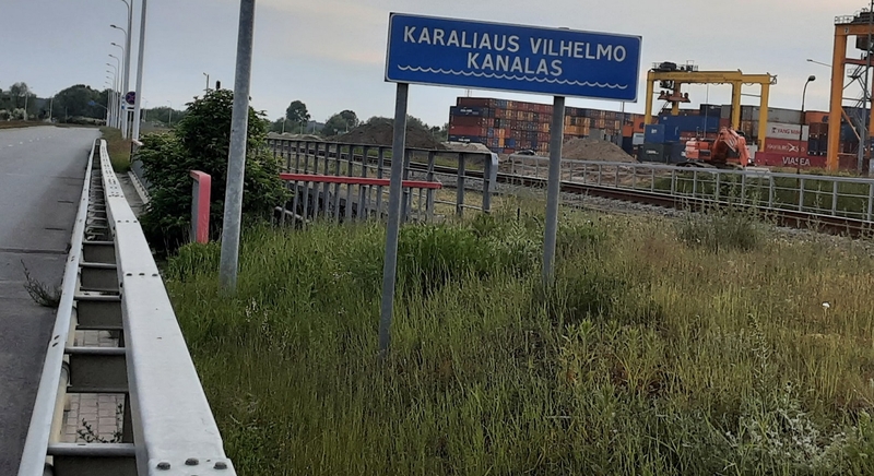Pavyzdys: Klaipėdoje, Perkėlos gatvėje, šalia uosto, kanalo pavadinimas yra teisingai užrašytas.