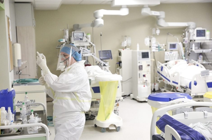 Ligoninėse gydoma beveik 1,5 tūkst. COVID-19 pacientų, 166 iš jų – reanimacijoje