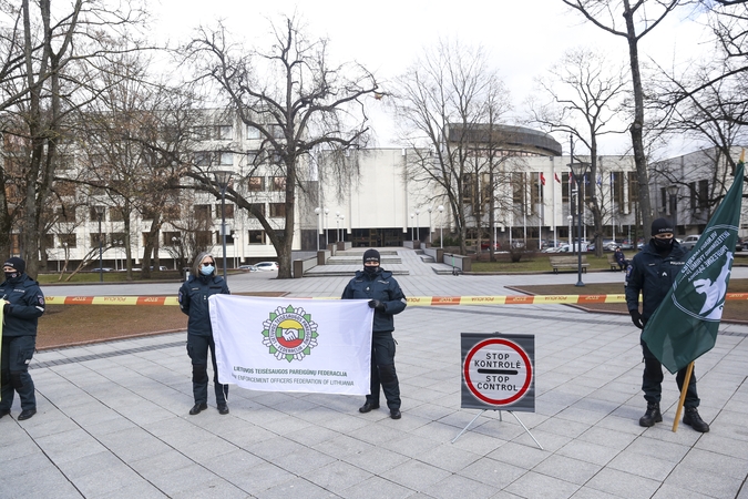 Policininkai nesulaukia skiepų: susirinko į protesto akciją prie Vyriausybės