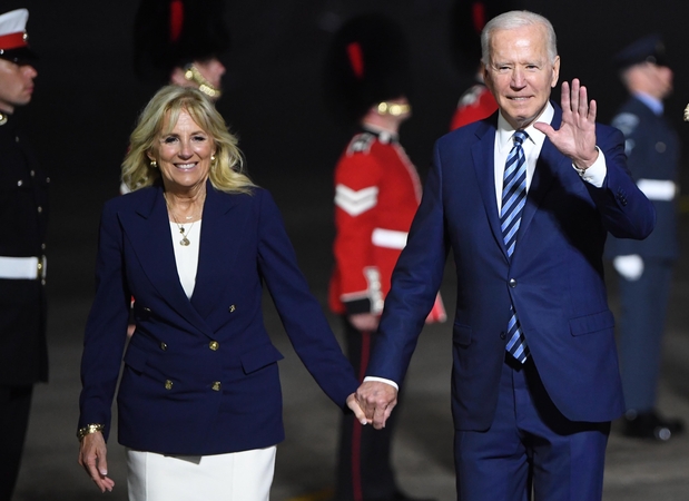 Pirmą J. Bideno ir B. Johnsono akistatą temdo Šiaurės Airijos šešėlis