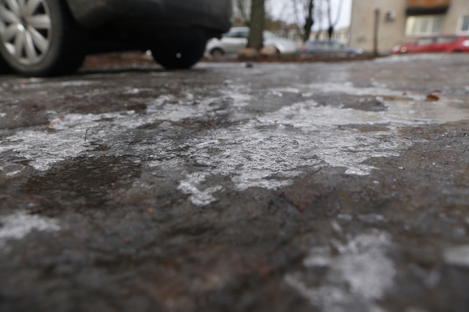 Naktį eismo sąlygas sunkins plikledis ir lijundra