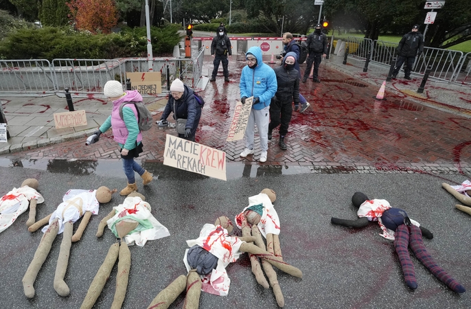 Lenkijos moterys protestuoja prieš bandymus dar sugriežtinti abortų suvaržymus