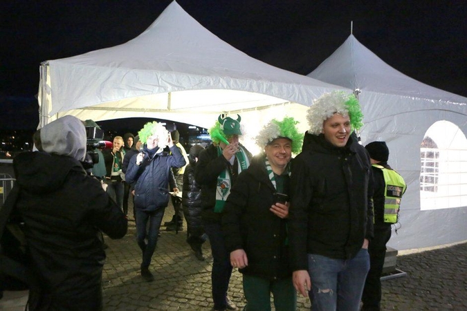 „Žalgirio“ sirgaliai koronaviruso nebijo: po patikrinimo į areną plūdo be kaukių