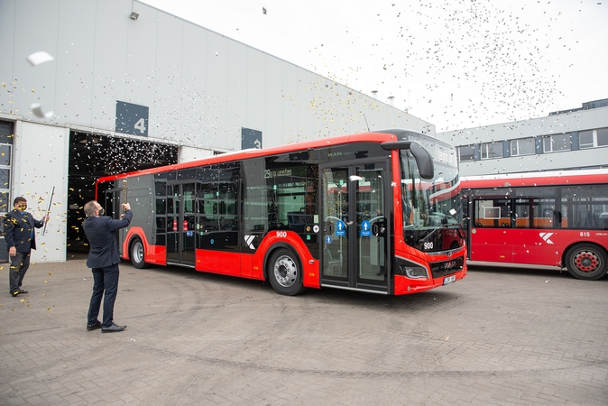 Kaune pradeda kursuoti pirmasis iš 100 hibridinių autobusų