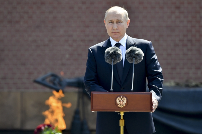 V. Putinas šlovina karo didvyrius ir perspėja dėl blogėjančios saugumo padėties Europoje