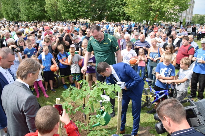 Švenčionėliuose – naujas sporto aikštynas su LKF krepšiais