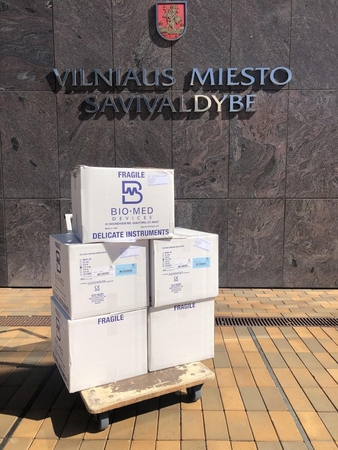 Vilniui dovanoti plaučių ventiliavimo aparatai iškeliavo į slaugos ligonines